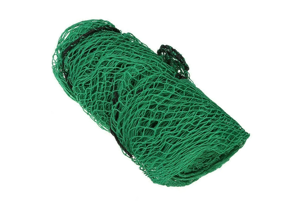 Side view of golf practice net 3x3m in backyard