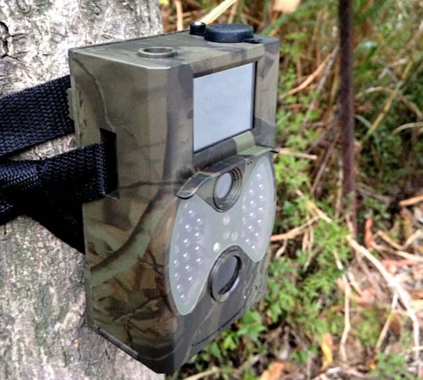 Hunting camera 12MP showing adjustable PIR sensor angle